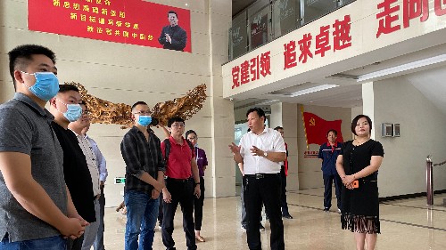 清研基地走進華豫萬通參觀五谷養(yǎng)生鮮湯智能售賣機