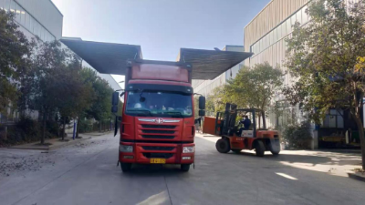 1月13日發(fā)往贊比亞的50臺(tái)玉米脫皮機(jī)裝柜